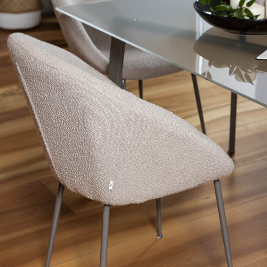 Iris – sedia in velluto o bouclé con gambe in metallo