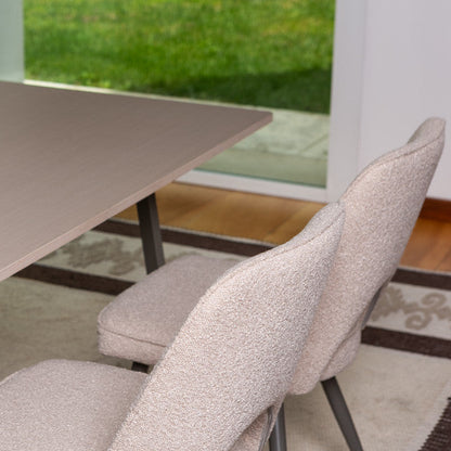 Ketty – sedia in bouclé con scocca aperta e gambe in metallo