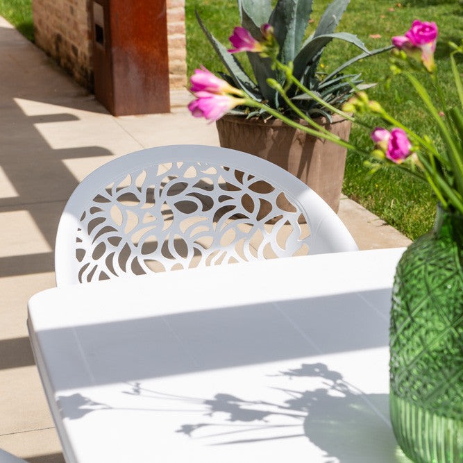 Ambra – sedia in polipropilene da giardino dal design traforato