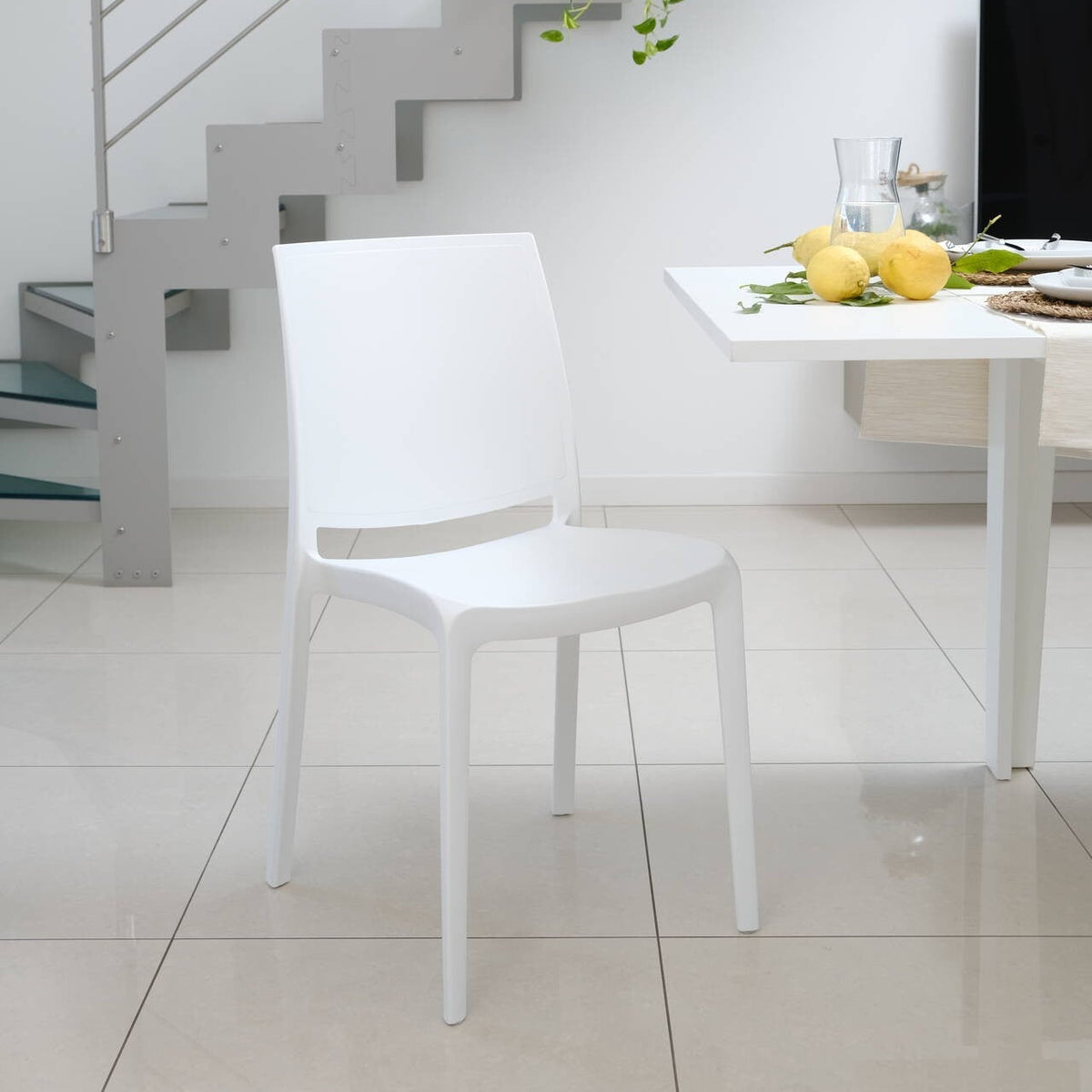 Carmen – sedia in polipropilene dal design lineare
