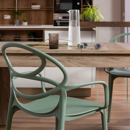 Charlotte – sedia in resina monoblocco con braccioli