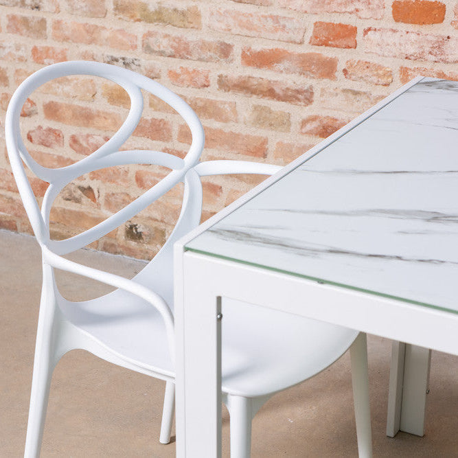 Charlotte – sedia in resina monoblocco con braccioli