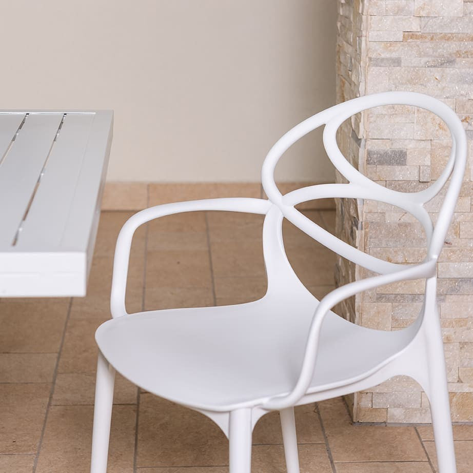Charlotte – sedia in resina monoblocco con braccioli