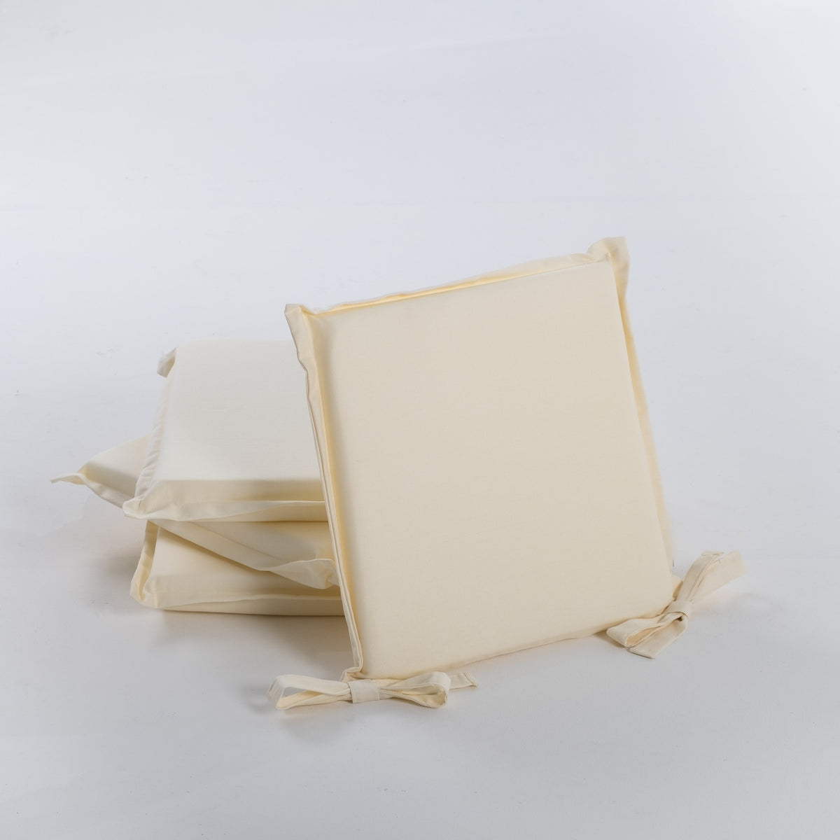 Cuscini per sedie con laccetti in cotone e volant decorativo, colore panna