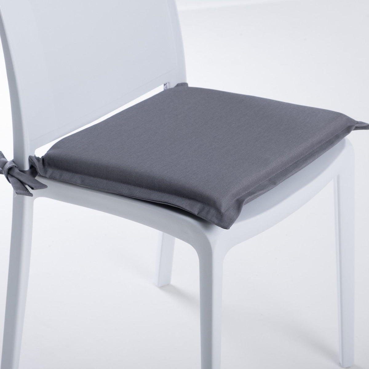 Cuscini per sedie con laccetti in cotone e volant decorativo