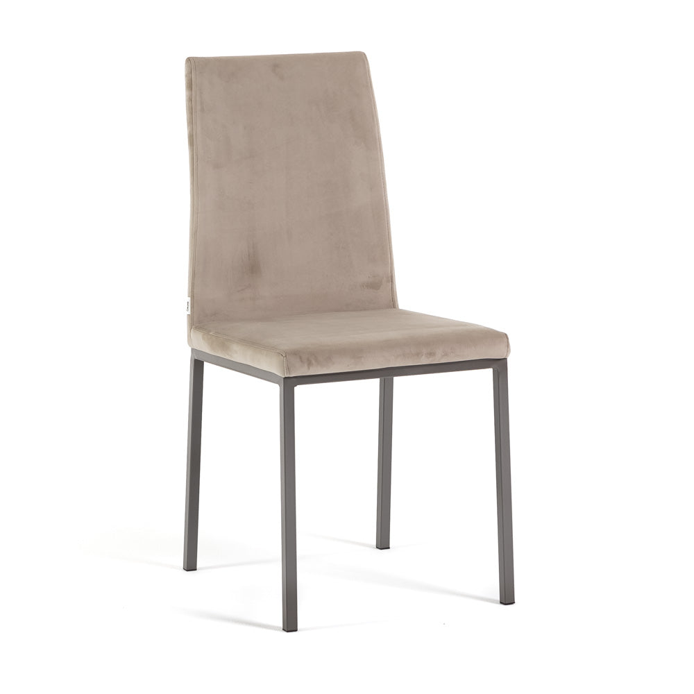 Alma – sedia in velluto con schienale alto e gambe in metallo