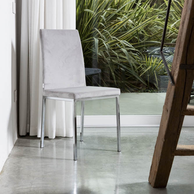 Alma – sedia in velluto con schienale alto e gambe in metallo