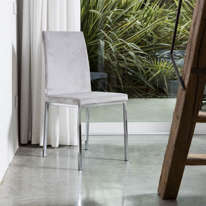 Alma – sedia in velluto con schienale alto e gambe in metallo