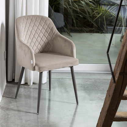 Tessa – Poltroncina avvolgente in velluto con gambe in metallo