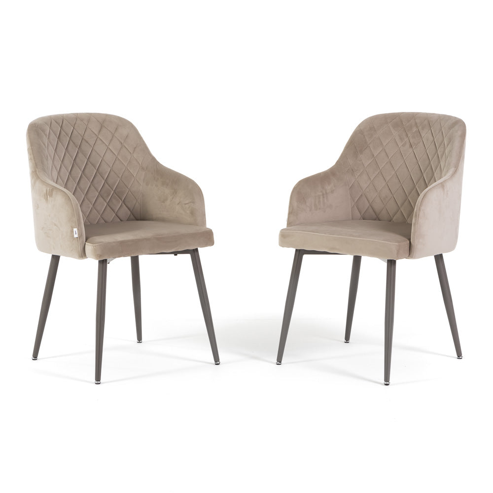 Tessa – Poltroncina avvolgente in velluto con gambe in metallo, colore beige, gambe tortora