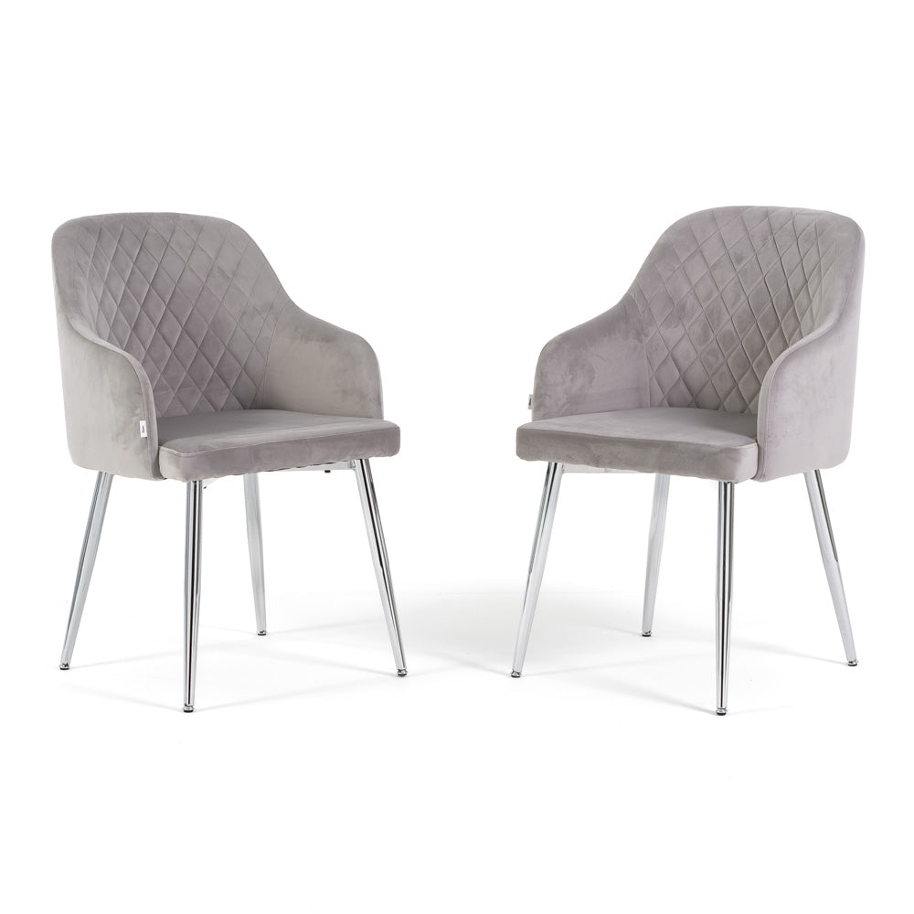 Tessa – Poltroncina avvolgente in velluto con gambe in metallo, colore grigio chiaro, gambe argento