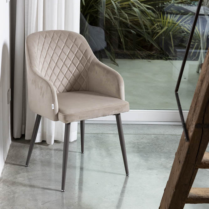 Tessa – Poltroncina avvolgente in velluto con gambe in metallo