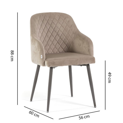 Tessa – Poltroncina avvolgente in velluto con gambe in metallo