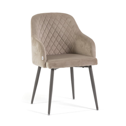 Tessa – Poltroncina avvolgente in velluto con gambe in metallo