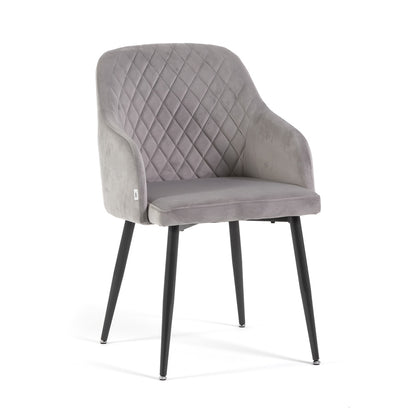 Tessa – Poltroncina avvolgente in velluto con gambe in metallo