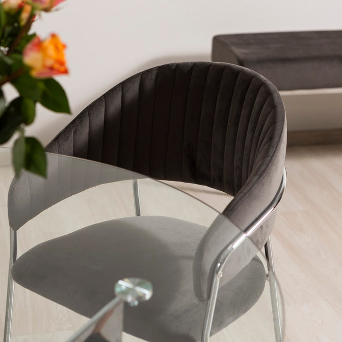 Lea – sedia in velluto trapuntato con gambe in metallo