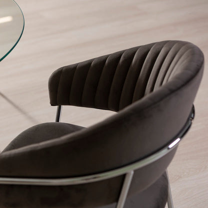 Lea – sedia in velluto trapuntato con gambe in metallo