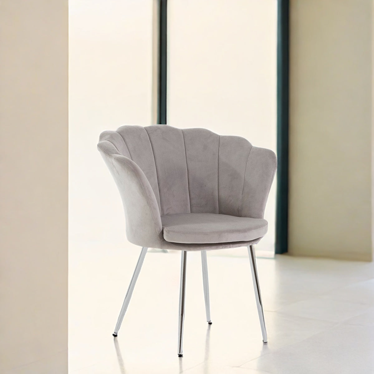 Shelly – Poltroncina design petali in velluto con gambe in metallo