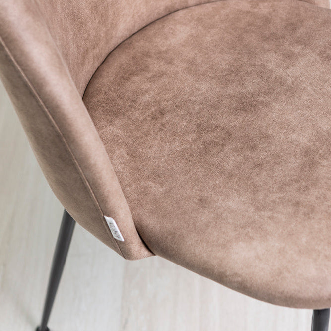 Sara – sedia in ecopelle con gambe in metallo