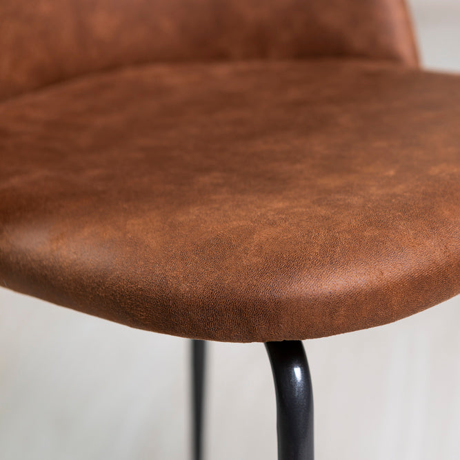 Sara – sedia in ecopelle con gambe in metallo
