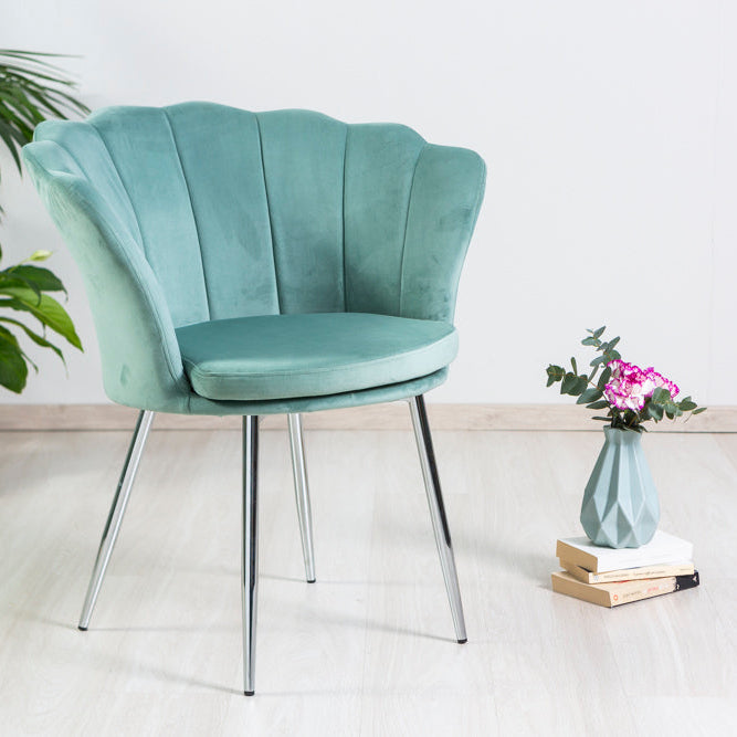 Shelly – Poltroncina design petali in velluto con gambe in metallo