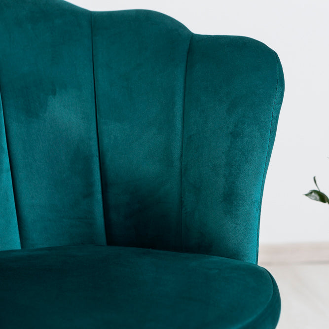 Shelly – Poltroncina design petali in velluto con gambe in metallo