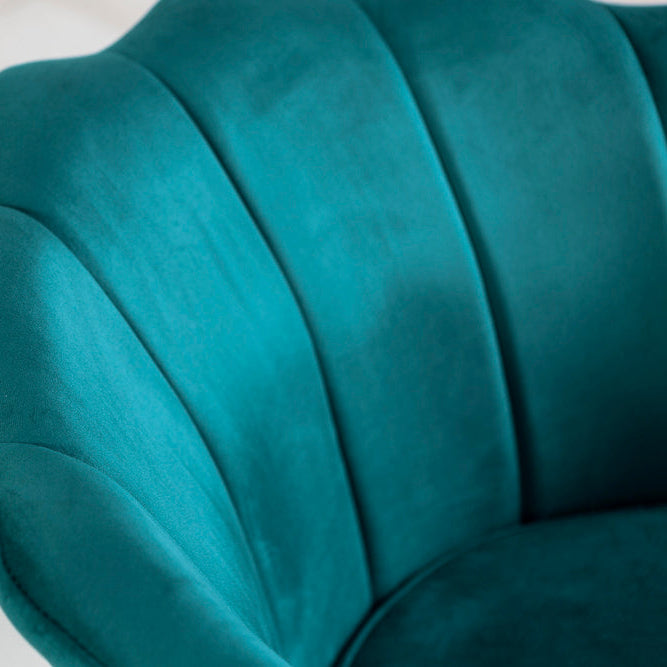 Shelly – Poltroncina design petali in velluto con gambe in metallo