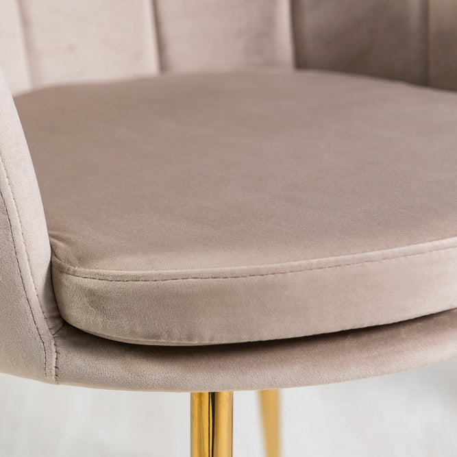 Shelly – Poltroncina design petali in velluto con gambe in metallo