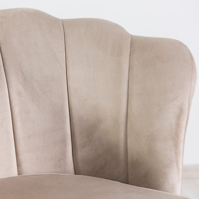 Shelly – Poltroncina design petali in velluto con gambe in metallo
