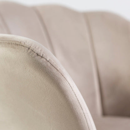 Shelly – Poltroncina design petali in velluto con gambe in metallo