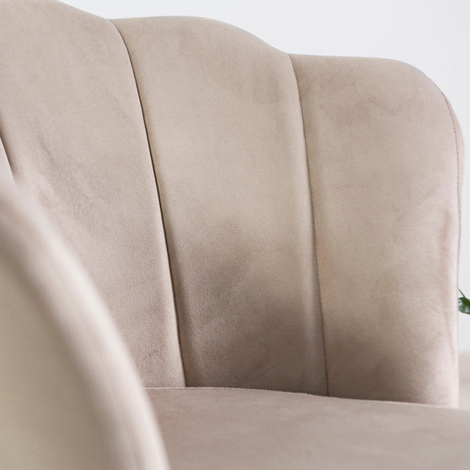 Shelly – Poltroncina design petali in velluto con gambe in metallo