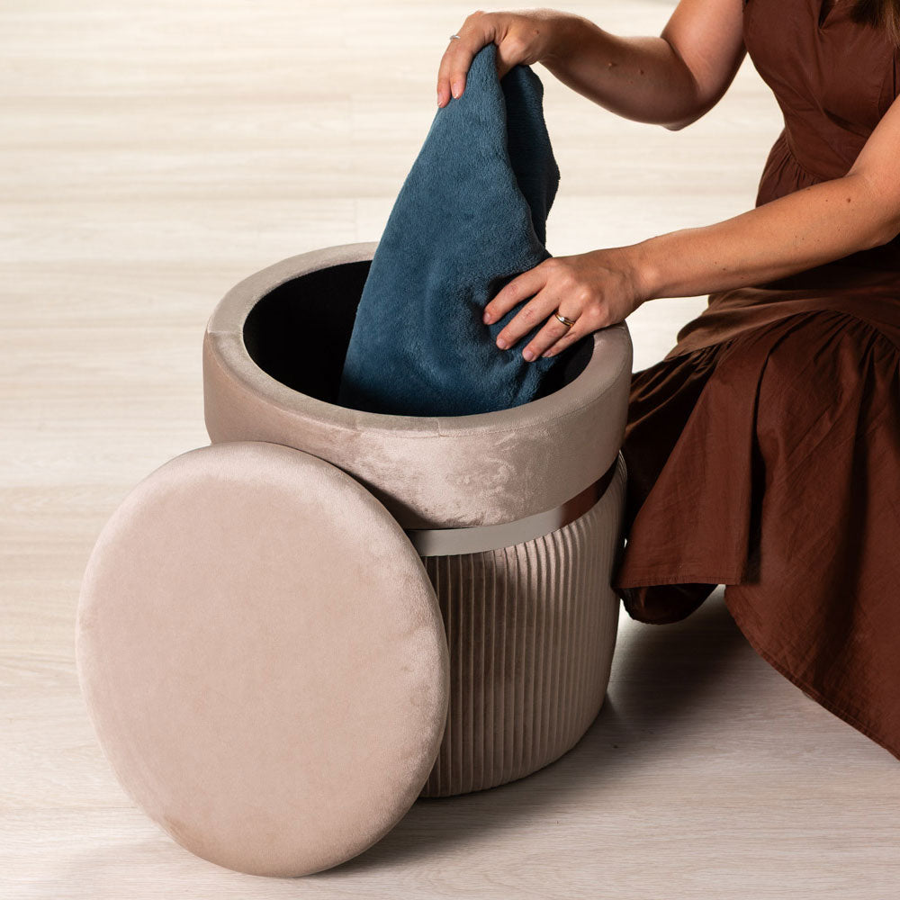 Yuma – pouf contenitore in velluto a coste con dettaglio metallico