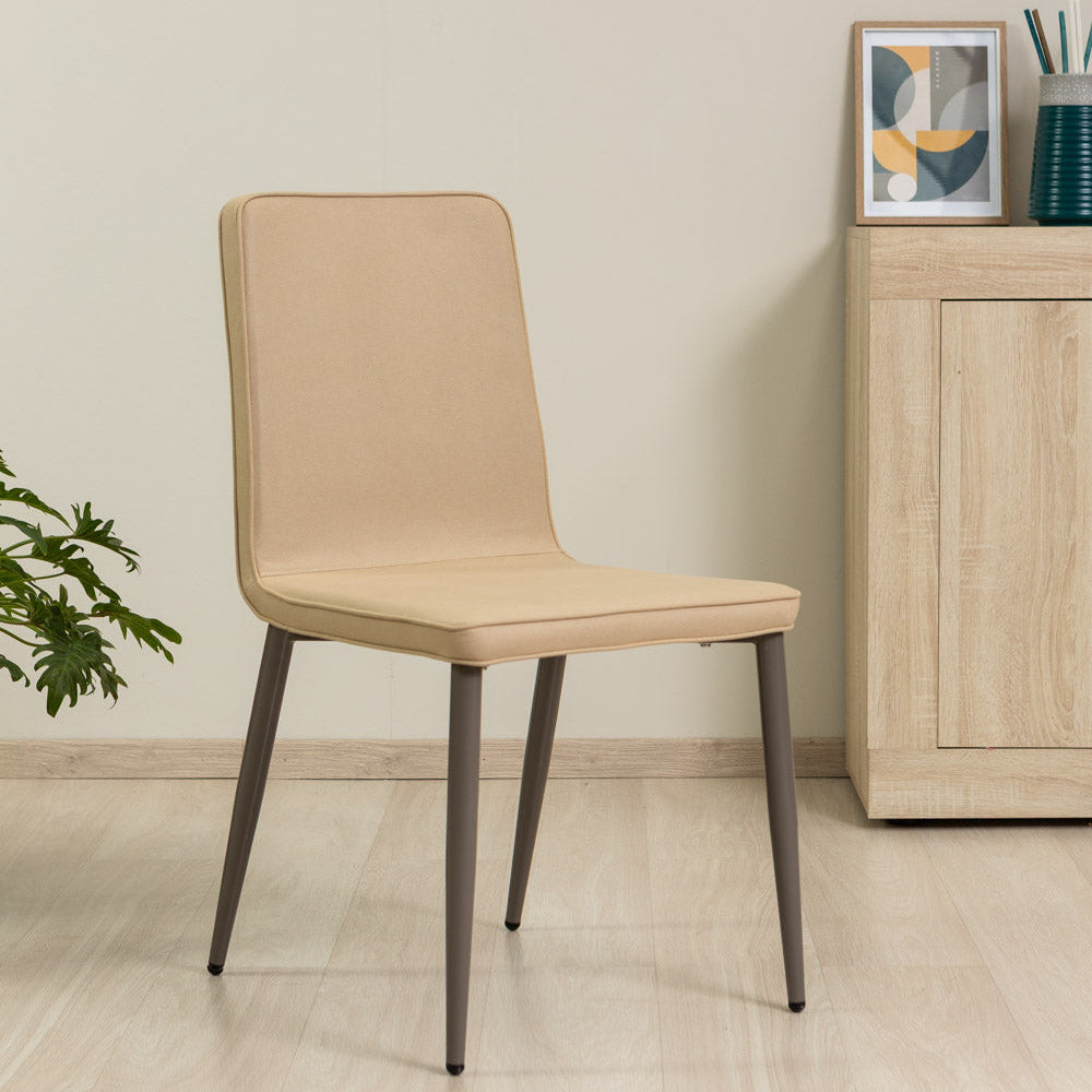 Mina – sedia imbottita in tessuto con struttura in legno