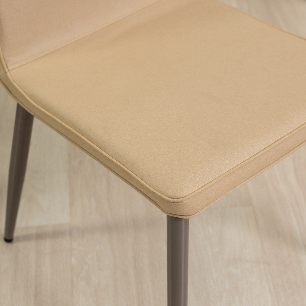 Mina – sedia imbottita in tessuto con struttura in legno