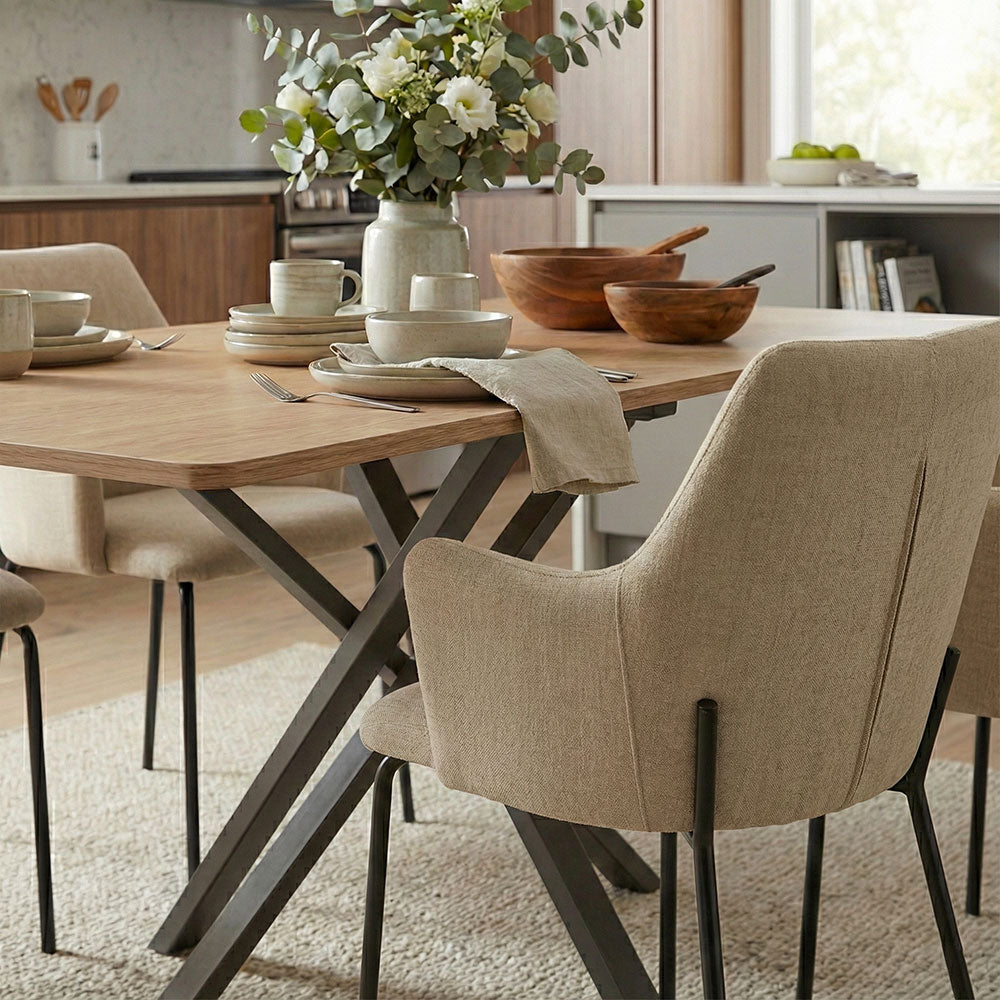 Rachele – Poltroncina in tessuto con gambe in metallo