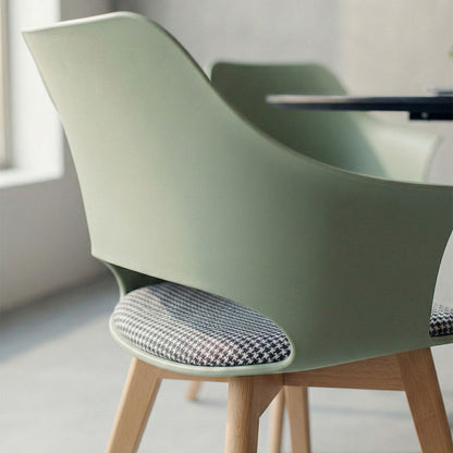 Marta – sedia in resina con gambe in legno e cuscino