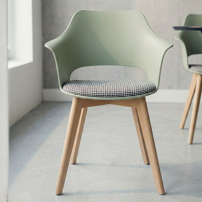 Marta – sedia in resina con gambe in legno e cuscino