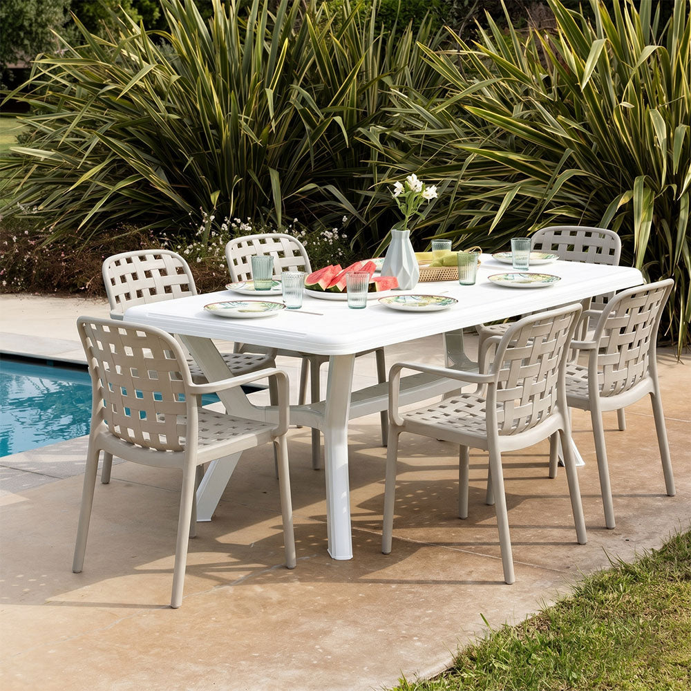 Rebecca – sedia effetto rattan in polipropilene con braccioli