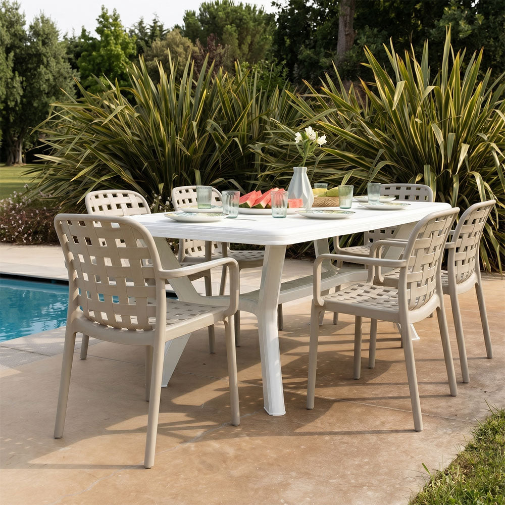 Rebecca – sedia effetto rattan in polipropilene con braccioli
