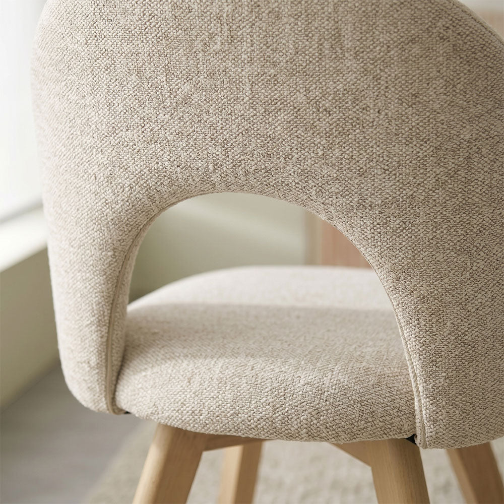 Margot – sedia imbottita in tessuto con gambe in legno