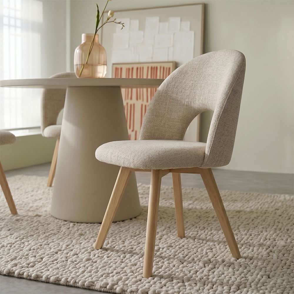 Margot – sedia imbottita in tessuto con gambe in legno