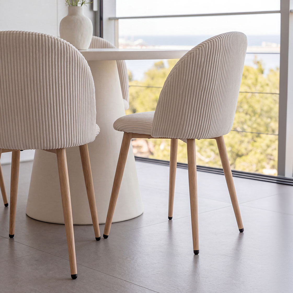 Sara – sedia in velluto a coste larghe con gambe in metallo