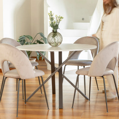 Margot – sedia in velluto con schienale curvo e gambe in metallo