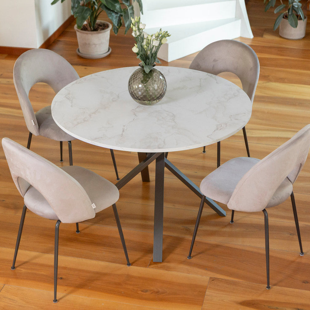 Margot – sedia in velluto con schienale curvo e gambe in metallo