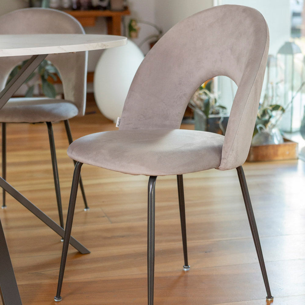 Margot – sedia in velluto con schienale curvo e gambe in metallo