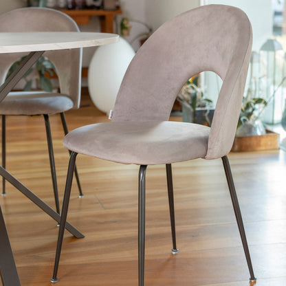 Margot – sedia in velluto con schienale curvo e gambe in metallo