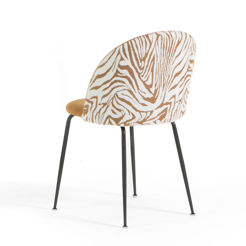 Sara – sedia in velluto decorato con gambe in metallo