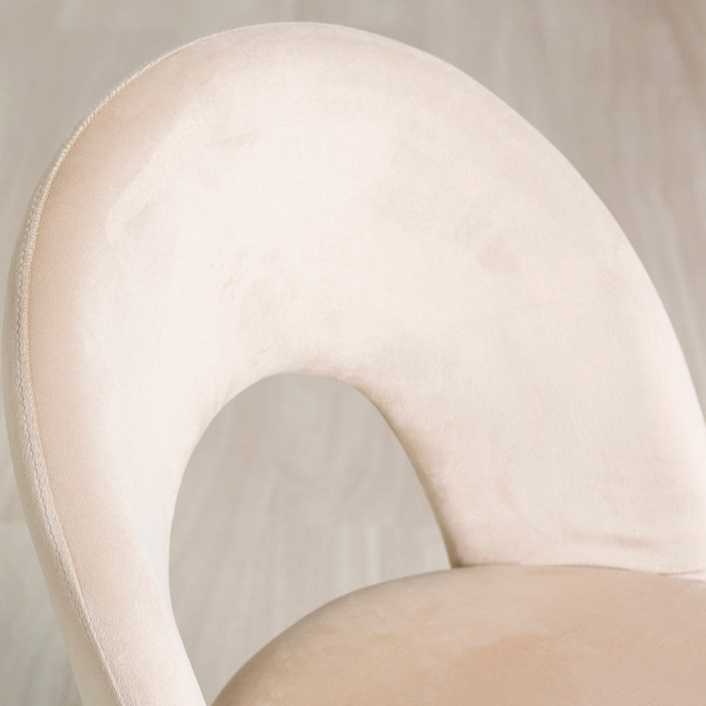 Margot – sedia in velluto con schienale curvo e gambe in metallo